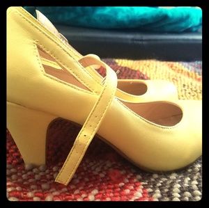 Yellow pinup pumps size 7